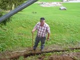 Fritz macht Graben für Erdungsleiter