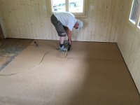 Letzter Tag: Unterlagsboden für den neuen Teppich wird fixiert
